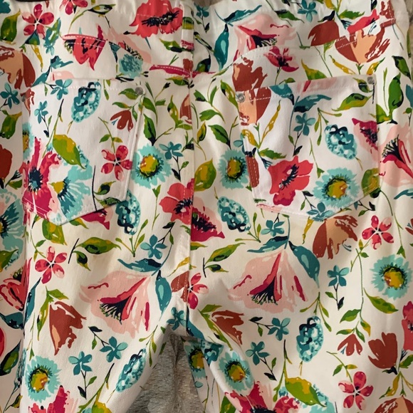 Floral ladies Capri Jean’s size 16/18 Time and Tru brand NWOT - Picture 3 of 3